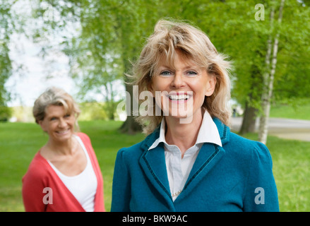 Due grown-up delle donne nel parco Foto Stock