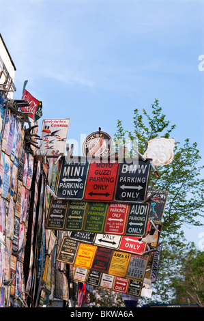 Piastre di segno negozio, mercato di Portobello Road a Notting Hill Londra Ovest Inghilterra REGNO UNITO Foto Stock