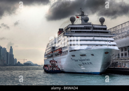 Nave da crociera ormeggiata nel porto di Hong Kong Foto Stock