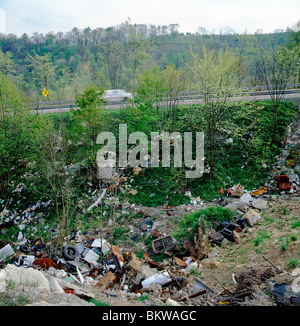 Lo scarico illegale di rifiuti, rifiuti, rifiuti e rifiuti lungo Rt. 40 Vicino a Farmington, Pennsylvania, STATI UNITI D'AMERICA Foto Stock