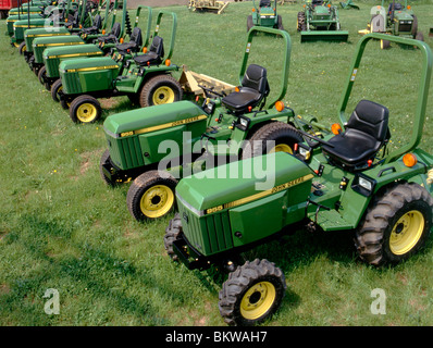 I trattori John Deere per la vendita presso un concessionario della Pennsylvania Foto Stock