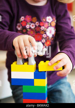 Bambino con i lego Foto Stock