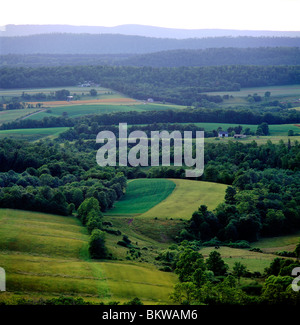 Sunset summer view ad ovest di lussureggianti colline e campi coltivati dal percorso 30 vicino Breezewood, Pennsylvania, STATI UNITI D'AMERICA Foto Stock