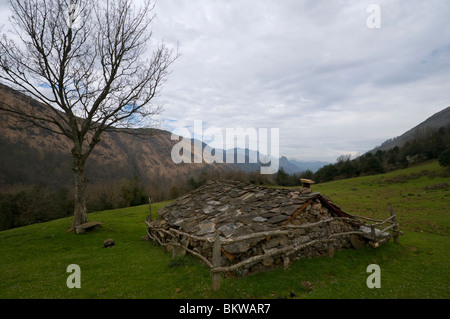 Cabina di pietra in montagna nelle Asturie, Spagna Foto Stock