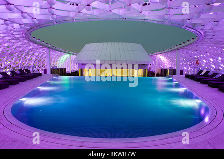 Illuminati piscina a Yas Viceroy Hotel al Yas Island in formula one grand prix circuito di gara, Abu Dhabi, Emirati arabi uniti Foto Stock