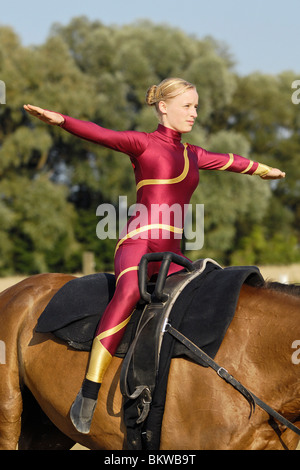 Giovane donna a cavallo - Equitazione vaulting Foto Stock