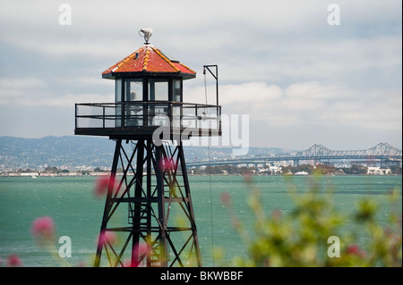 Torre di guardia che si affaccia sull isola di Alcatraz prigione o 'Rock' e la baia di San Francisco, California, Stati Uniti d'America Foto Stock