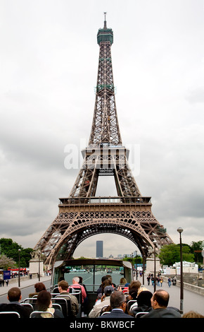 Vista della Torre Eiffel da un open top double-decker bus sotto un cielo tempestoso, Parigi, Francia Foto Stock