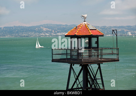 Torre di guardia che si affaccia sull isola di Alcatraz prigione o 'Rock' e la baia di San Francisco, California, Stati Uniti d'America Foto Stock