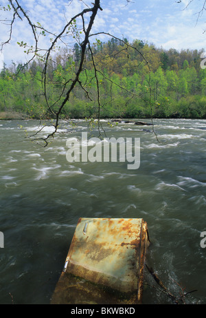 Inquinamento delle acque, vecchio frigorifero oggetto di dumping in un fiume di montagna sud-est degli Stati Uniti Foto Stock