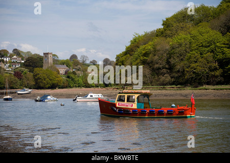 Il traghetto Dittisham avvicinando Stoke Gabriel,pendolari, il pendolarismo, emissioni, Inghilterra, ambiente, terreni agricoli, campi, superstrada, Foto Stock