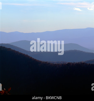 Vista delle montagne sul tardo pomeriggio autunnale in Blue Ridge Mountains, Blue Ridge Parkway, Virginia, Stati Uniti d'America Foto Stock