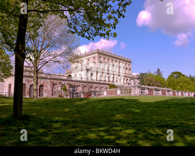 Il retro del Cliveden House vista dal fiume a piedi, proprietà del National Trust in Bucks, Regno Unito Foto Stock