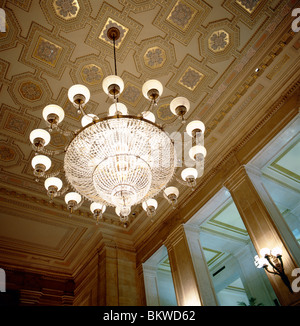 Vetro cristallo lampadario appeso in uffici aziendali di una grande banca di Philadelphia, Pennsylvania, STATI UNITI D'AMERICA Foto Stock