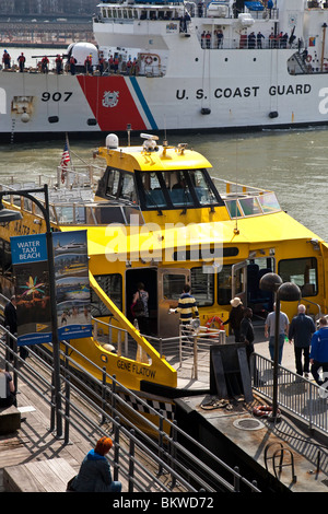 South Street Seaport, Est del traffico fluviale, NYC Foto Stock