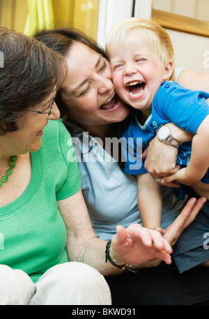 Persone su una veranda Foto Stock