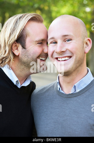 Due uomini gay in piedi al di fuori Foto Stock