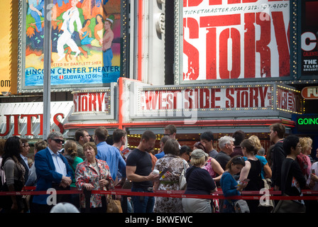 Theatergoers on line al TKTS ticket booth in Times Square a New York Foto Stock