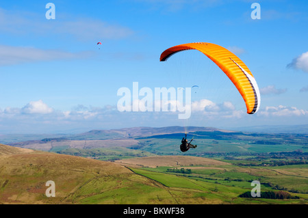Parapendio al di sopra della valle di forte vicino a Chipping, Lancashire, Inghilterra, visto dal sito di lancio su Parlick Foto Stock