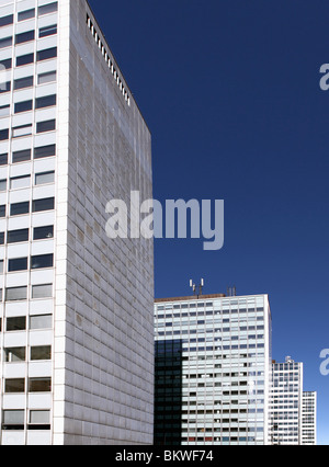 Grandi edifici residenziali contro il cielo blu Foto Stock