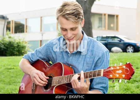 Ragazzo giocando guitarr sul break Foto Stock