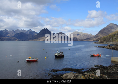 Mare loch,Scozia,barche da pesca al di ancoraggio,Isola di Skye,Elgol,sfondo montano,Cullins,Landscape,Costa,Costa,Elgol, Foto Stock