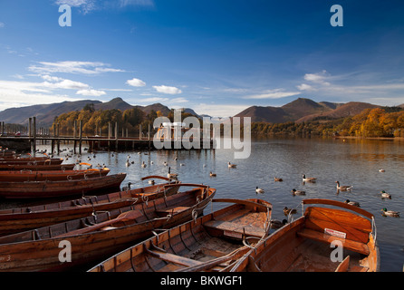 Derwentwater verso Catbells e Causey Pike in autunno, Cumbria, Inghilterra Foto Stock