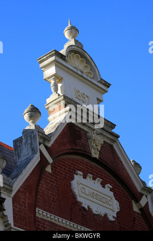 Timpano di vecchio edificio in paarl, Western Cape, Sud Africa Foto Stock