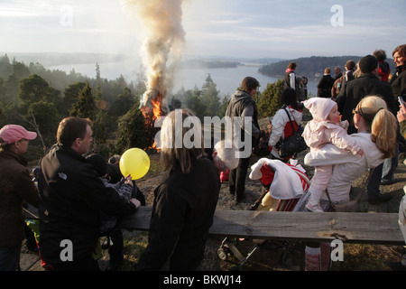 VAPPU, VALBORG, NOTTE WALPURGIS: Un falò come un tradizionale benvenuto nordico scandinavo nella stagione primaverile a Godby sull'arcipelago Aland in Finlandia Foto Stock