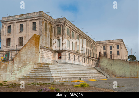 Il blocco Cellhouse dal cantiere di ricreazione Isola di Alcatraz prigione o 'rock', la baia di San Francisco, California, Stati Uniti d'America Foto Stock