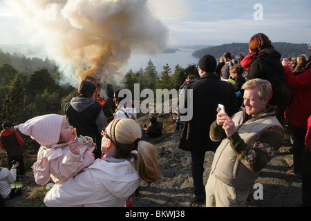 VAPPU, VALBORG, NOTTE WALPURGIS: Un falò come un tradizionale benvenuto nordico scandinavo nella stagione primaverile a Godby sull'arcipelago Aland in Finlandia Foto Stock