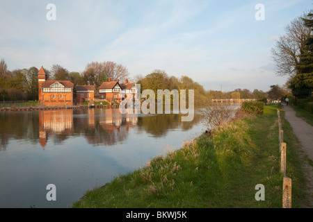 Guardando lungo il Tamigi verso il percorso di Bell Weir e bloccare sul Fiume Tamigi vicino a Egham, Surrey, Regno Unito Foto Stock