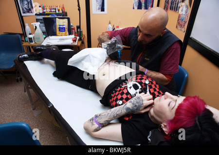 Lavoro Tattooist tatuaggio ragazza iat Tattoo Convention di Roma Italia 2010 Foto Stock