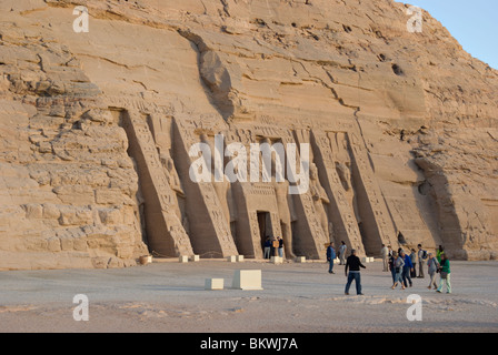 Tempio di Hathor e Nefertari ad Abu Simbel lago Nasser la riva, Nubia, l'Egitto meridionale. Foto Stock