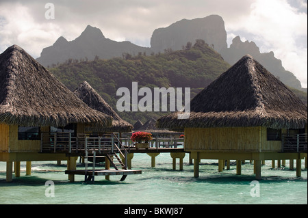 Bungalows in esclusiva presso l'Intercontinental Le Moana Beach Bora Bora, Polinesia Francese Foto Stock