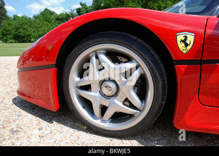 Ferrari F50 Sport Automobilistico Italiano - dettaglio della ruota e il logo. Prese a Cliveden House Foto Stock