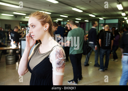 Giovane donna con un nuovo tattoo sul braccio fatto. Tattoo Convention di Roma Italia 2010. Foto Stock