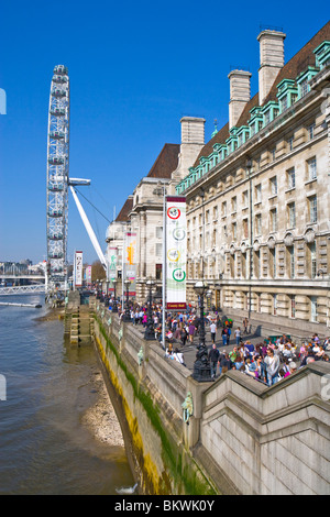 Occupato di scena sul terrapieno di Londra con la MILLENIUM RUOTA E County Hall che è ora un Marriot Hotel Foto Stock