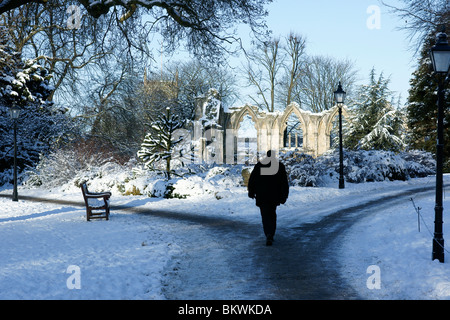 Avvicinando St Mary's Abbey nel Museo Giardini, York Foto Stock