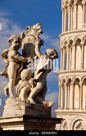 Cherubino statua davanti alla Torre Pendente, Pisa Liguria Italia Foto Stock