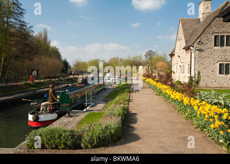 Narrowboat navigazione di Iffley Lock sul Fiume Tamigi in primavera nei pressi di Oxford, Regno Unito Foto Stock