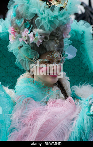 Finalista femmina Carnevale concorrente con verde feathered vestito e jeweled maschera in posa di San Marco (San Marco) piazza di Venezia Foto Stock