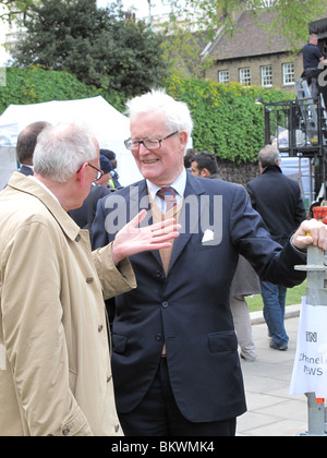 Douglas Hurd conservatore elezione generale 2010 appeso il Parlamento la copertura dei media Foto Stock