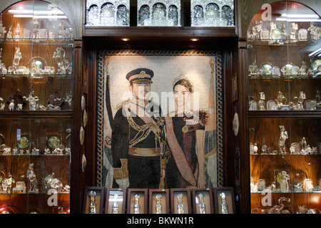 Ritratto di S.A.R. il re Abdullah II e la Regina Rania in un negozio di souvenir in Amman, Giordania. Foto Stock