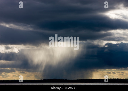 Rainshowers nella distanza come si vede dalla lunga spiaggia a Stratford nel Connecticut adiacente al National Wildlife Refuge Foto Stock