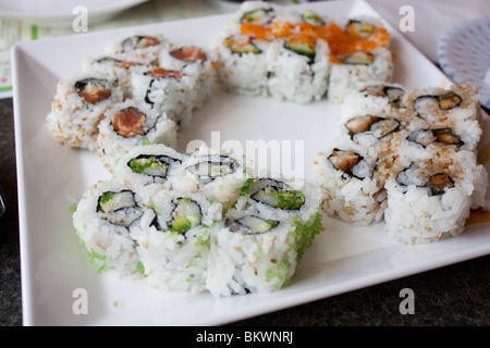 Rotolo di sushi su piastra bianca Foto Stock