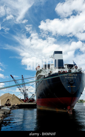 Fotografia di stock di una nave da carico scarico merci la sua a Portsmouth, New Hampshire, Stati Uniti d'America. Foto Stock