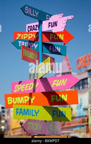 Fotografia di stock di carnevale che mostra segni di modo per diversi tipi di divertimento, Los Angeles County Fair, Pomona, California, Stati Uniti d'America. Foto Stock