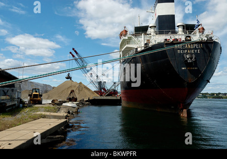 Fotografia di stock di una nave da carico scarico merci la sua a Portsmouth, New Hampshire, Stati Uniti d'America. Foto Stock