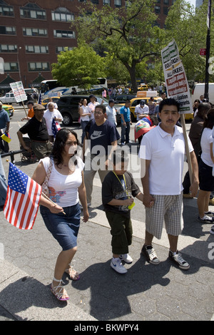 1 maggio 2010: giorno di maggio rally e marzo per immigrati e diritti dei lavoratori presso la Union Square di New York City. Foto Stock